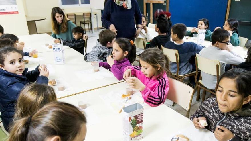 Niños en la pasada edición de la campaña de recogida de leche.