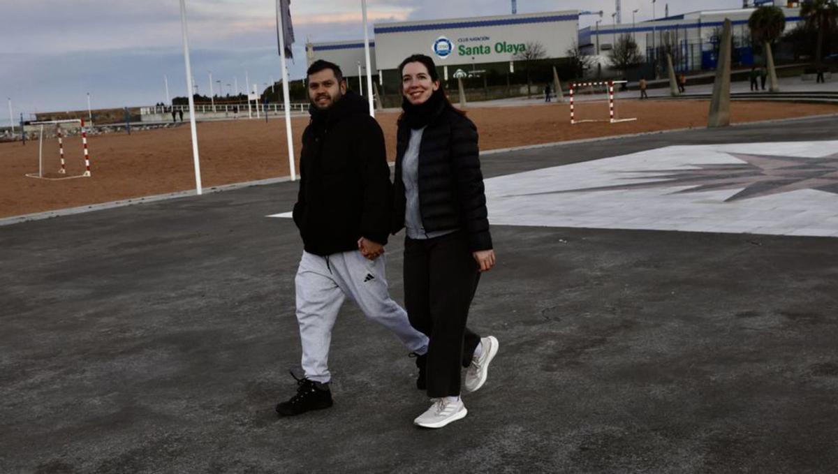 Mariano y Diana Fernández, ayer, caminando por el Arbeyal.