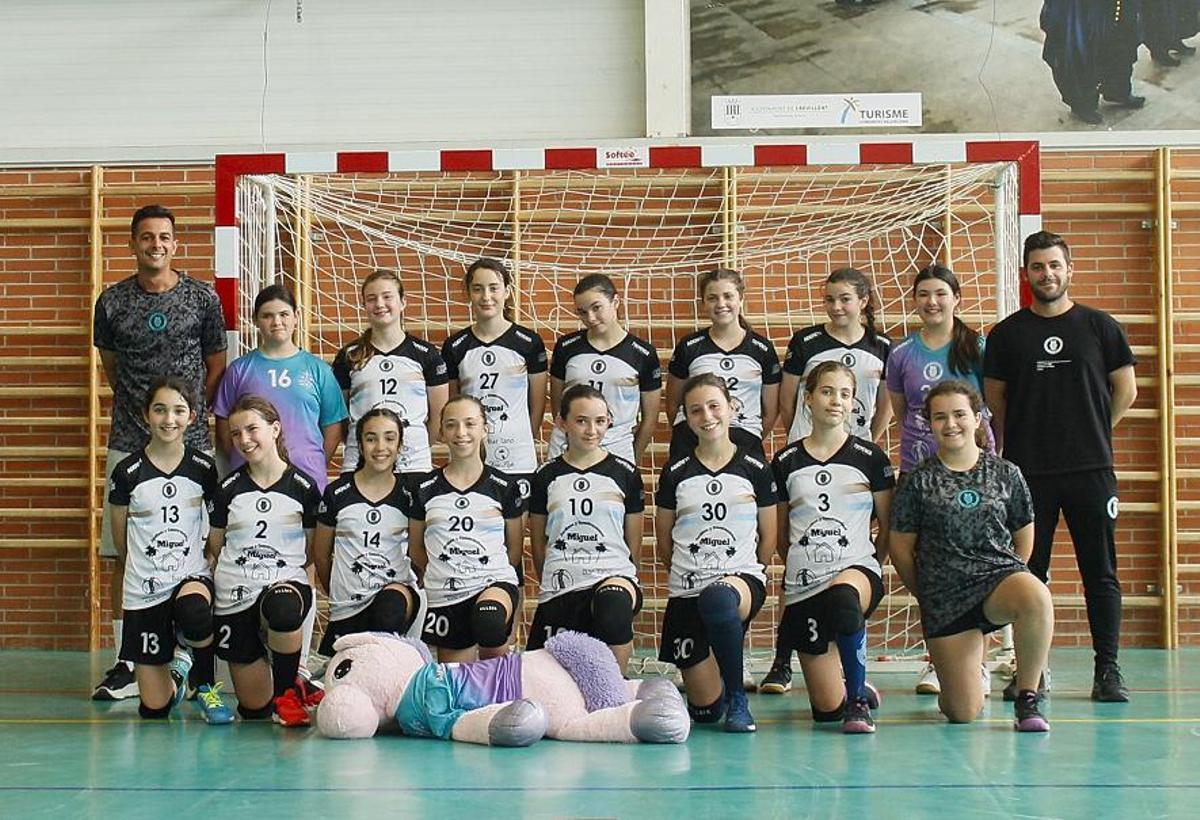 Jugadoras de balonmano del colegio Carmelitas de Crevillent