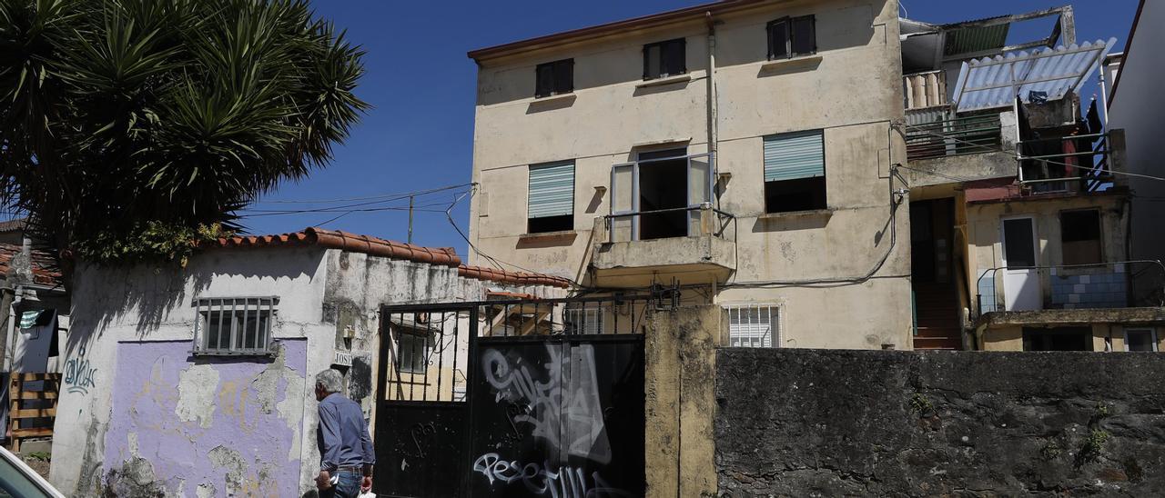 La vivienda okupada, que tiene tres plantas, está situada en la calle Montecelo de Vigo.