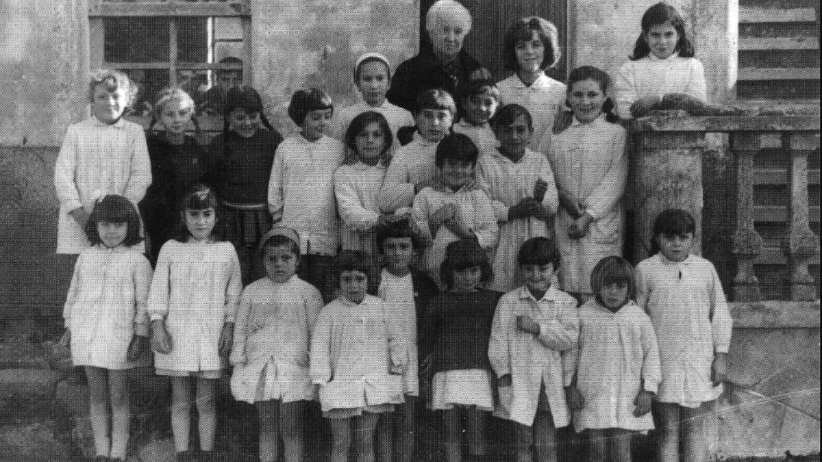 Alumnas con María del Carmen Quijo en Vilariño.