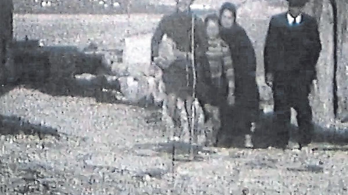 Manolín y Falele, hijos de Rafael y Pepita, suben por Dalt Vila junto a Manuel Sorá Boned y  su madre, Vicenta.