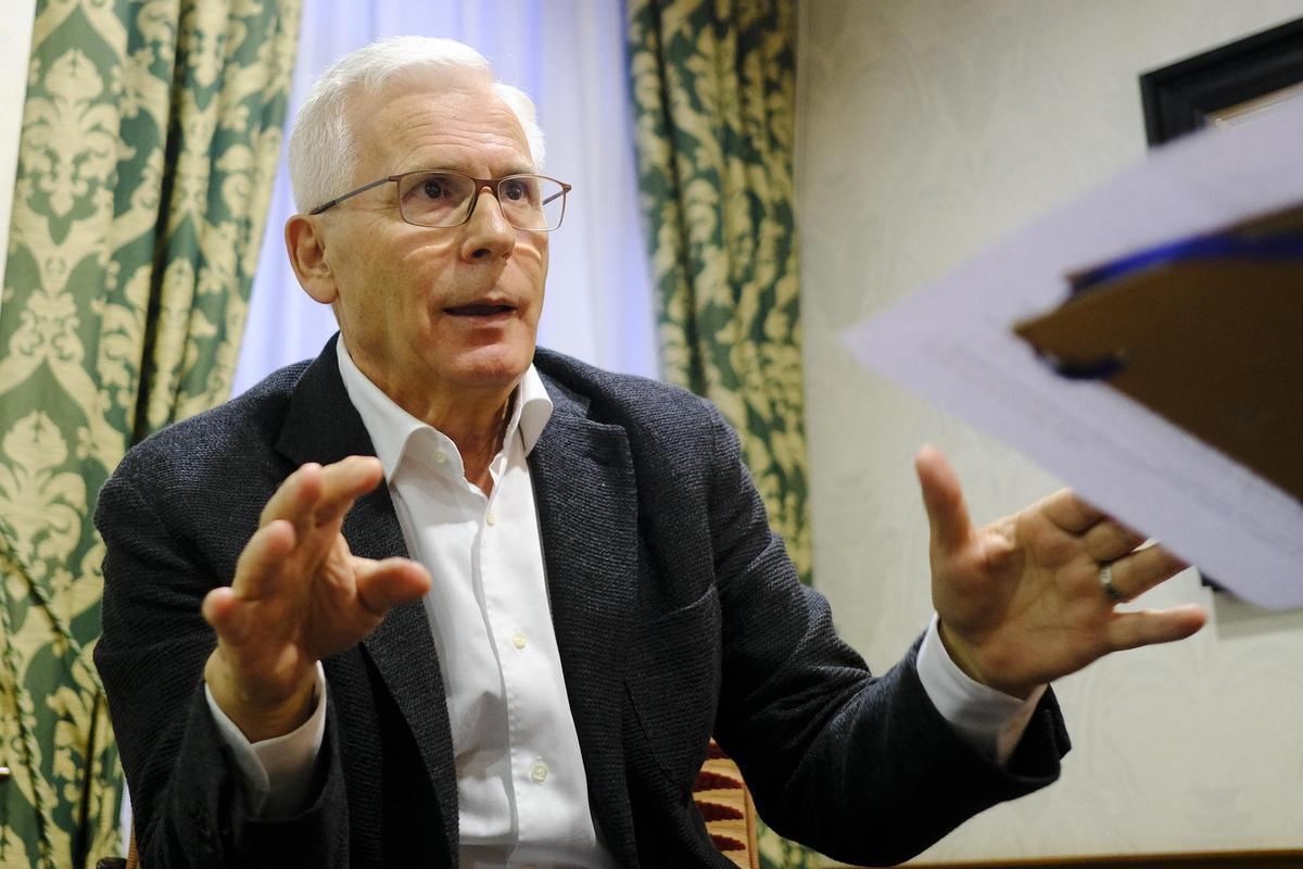 Baltasar Garzón en un momento de la entrevista en el Hotel Reina Isabel.