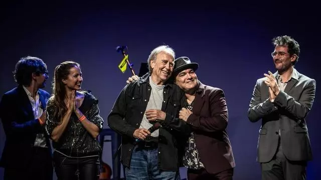 Serrat reaparece en los escenarios en el homenaje brindado por Jofre Bardagí en Barcelona