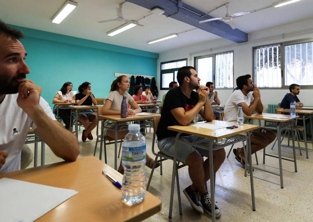 Una de las aulas en las que se desarrollaron ayer las pruebas para docentes de Secundaria. | TONI ESCOBAR