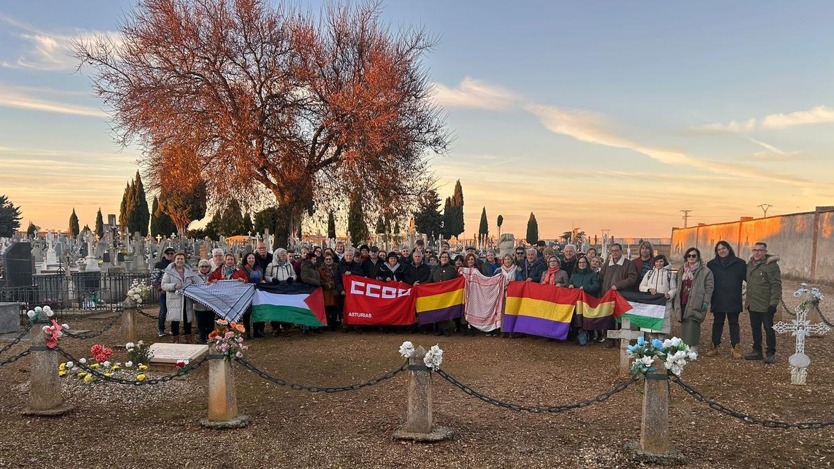 Los participantes posando tras la ofrenda floral.