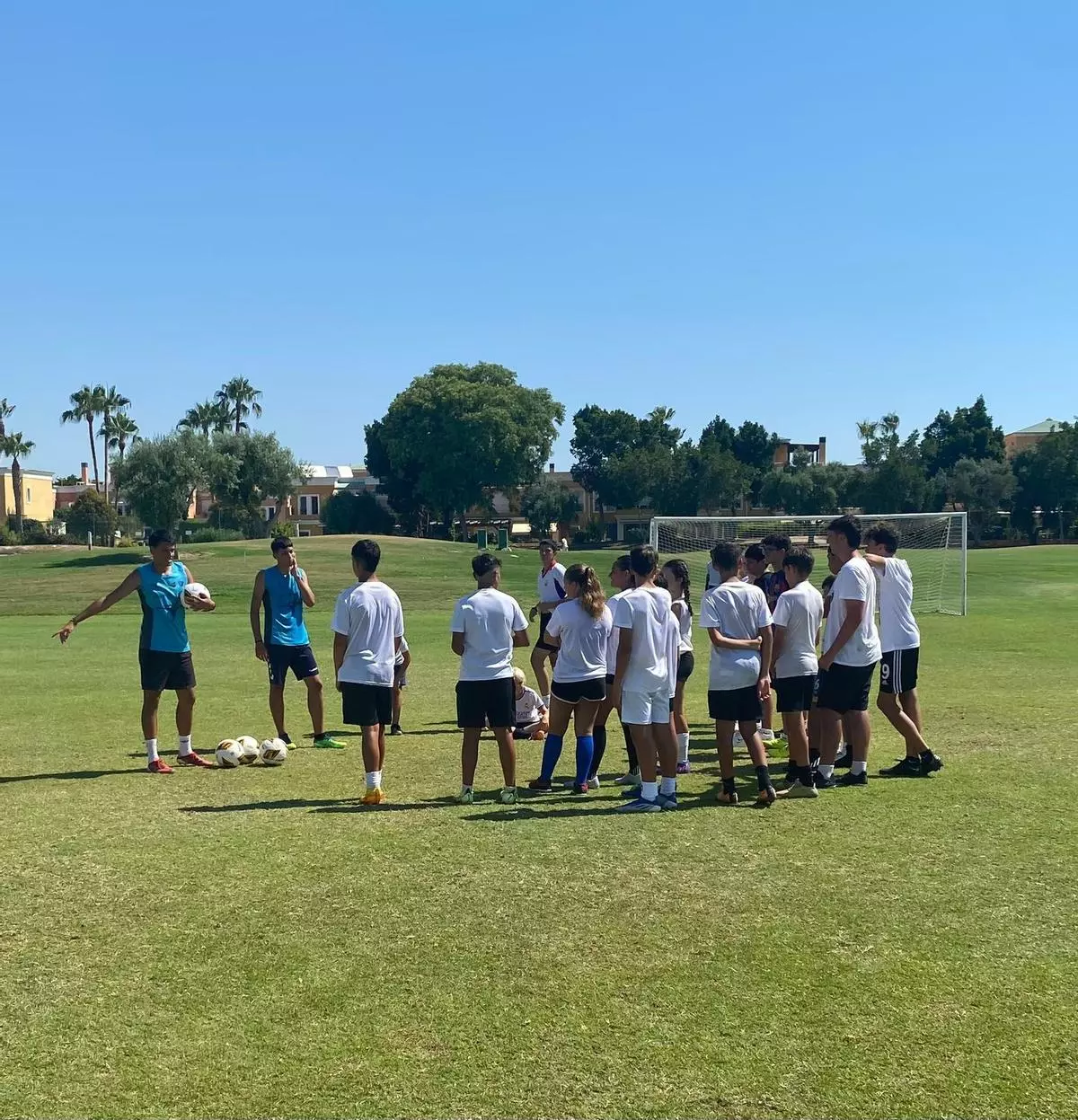 La mejora de la técnica individual es esencial en el campus de fútbol de Alicante.