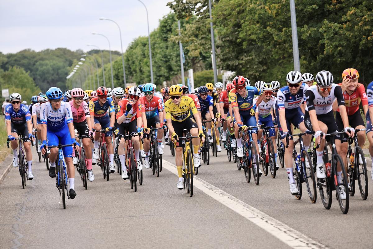 Combloux (France), 23/07/2023.- Yellow Jersey overall leader Danish rider Jonas Vingegaard (C) of team Jumbo-Visma in action during the 21st and final stage of the Tour de France 2023 over 115kms from Saint-Quentin-en-Yvelines to Paris Champs-Elysee, France, 23 July 2023. (Ciclismo, Francia) EFE/EPA/CHRISTOPHE PETIT TESSON