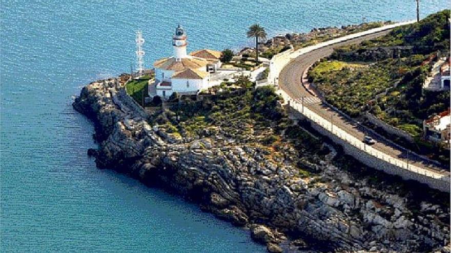 El faro de Cullera, entre la playa del Racó y la del Dosser, es uno de los siete de la costa valenciana que continúa habitado.