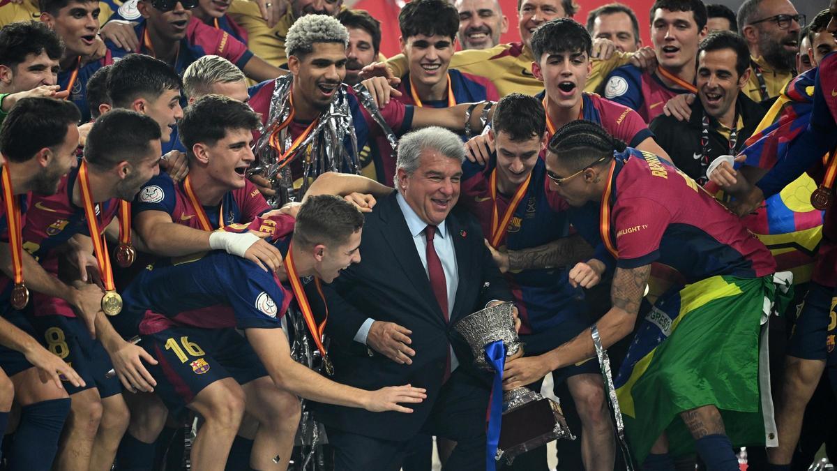 ¡Laporta no se quedó sin levantar la Supercopa!