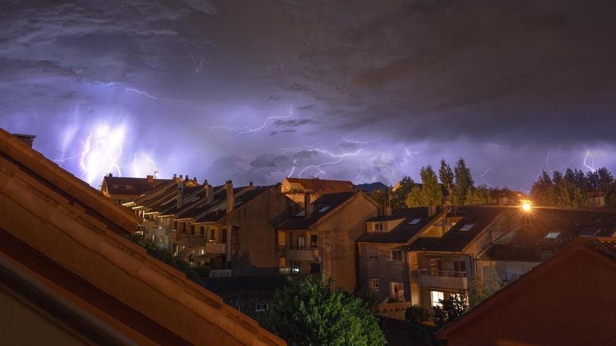 Más de 2.000 rayos iluminan el cielo nocturno de Galicia