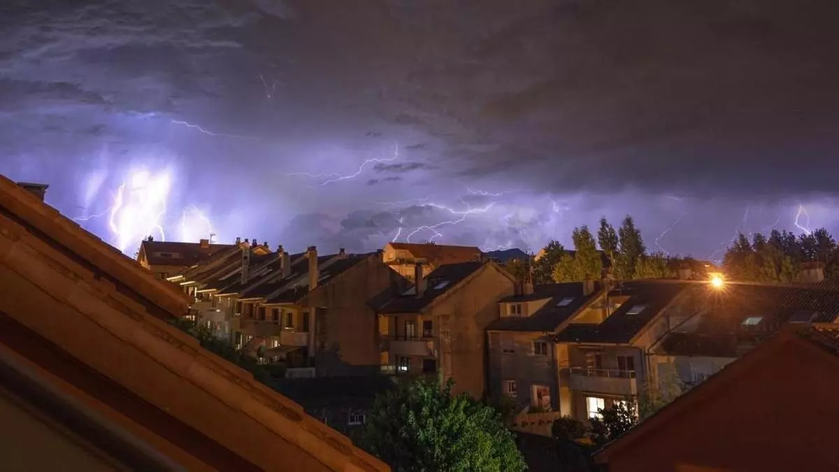 Más de 2.000 rayos iluminan el cielo nocturno de Galicia