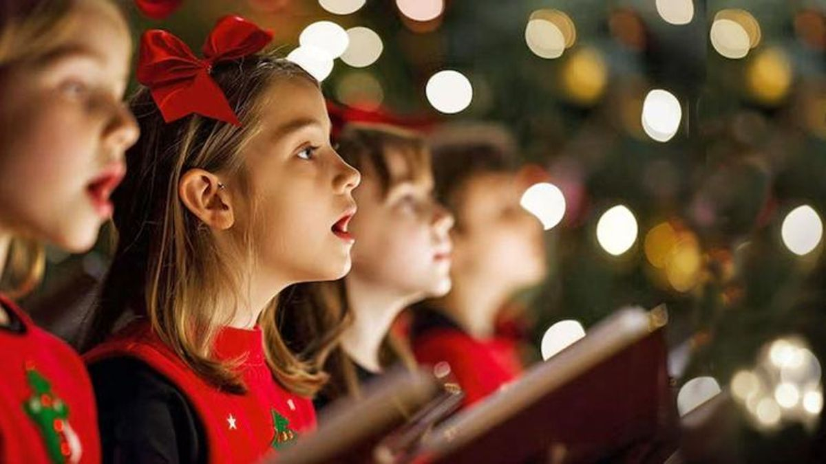 Un coro de niños canta villancicos