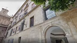 Caen cascotes de los soportales de la Catedral de Murcia