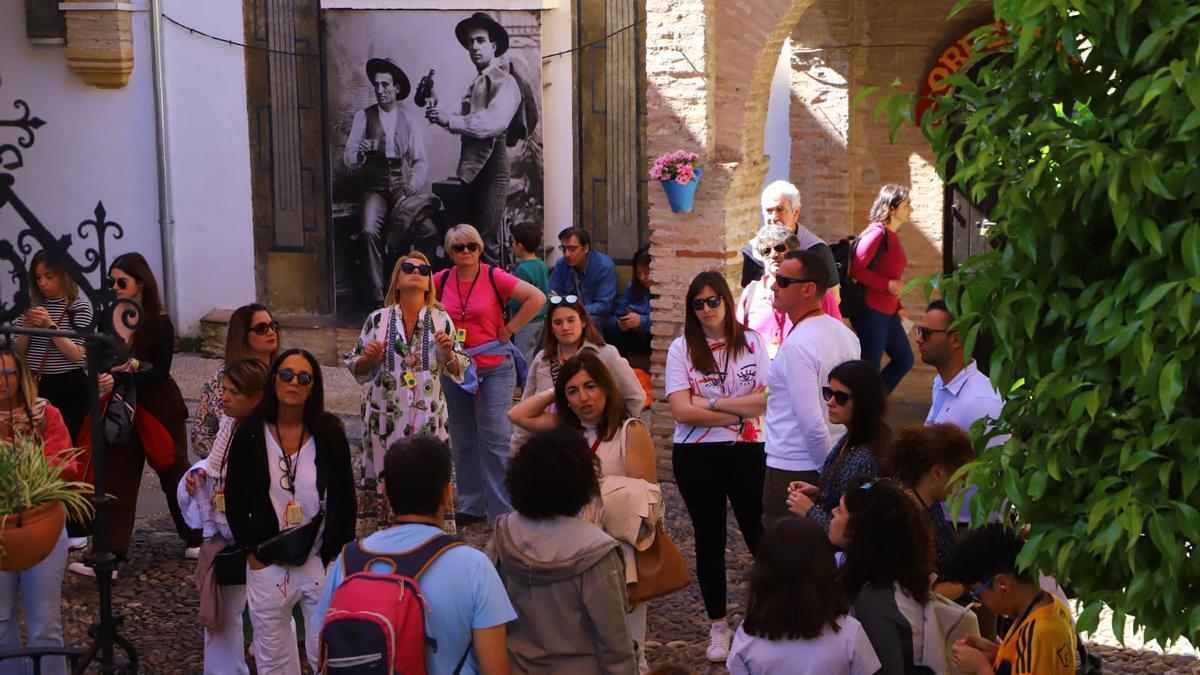 Público en el zoco municipal de Córdoba.