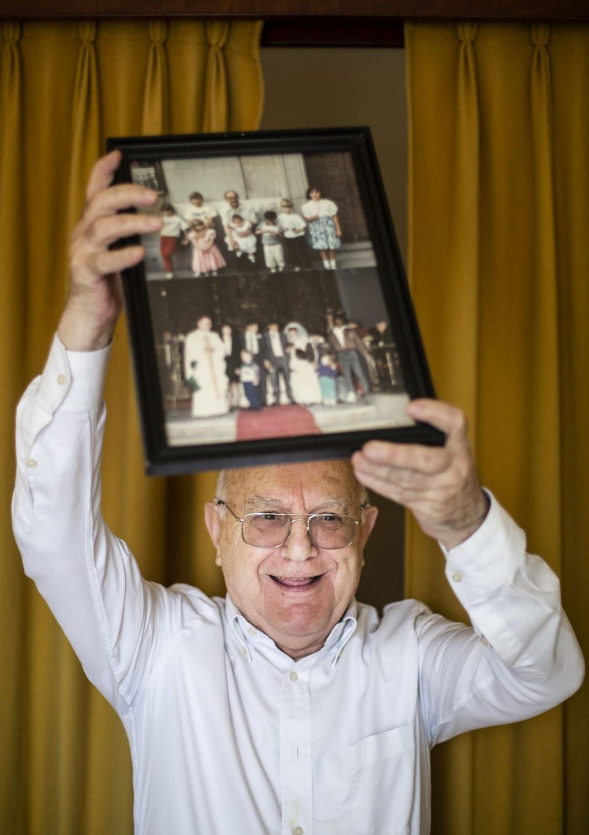 Ceferino Fernández, con una foto de sus hijos, nietos y bisnietos.