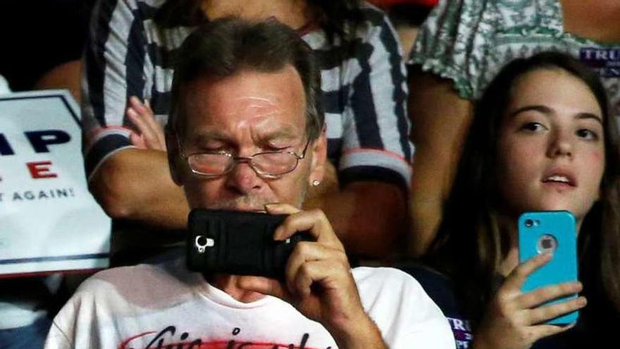 Un seguidor de Trump, en Roanoke (Virginia), con una camiseta en la que aparece Clinton caracterizada como una vampira. // Reuters