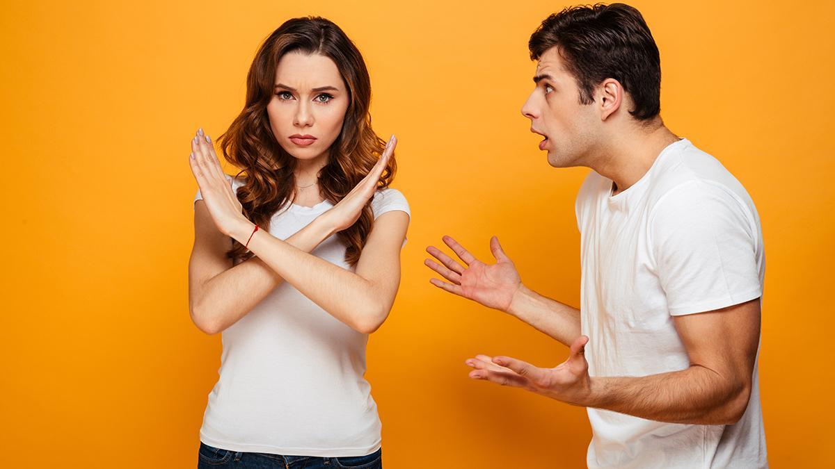 Pareja discutiendo