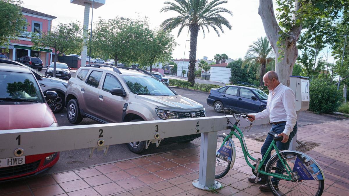 Un usuario retira una bicicleta de la base instalada en Las Vaguadas.