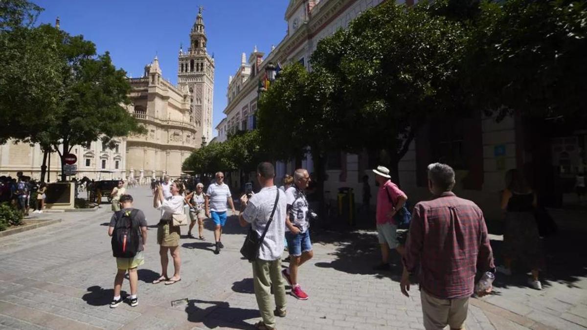 Varios turistas en la plaza del Triunfo de Sevilla