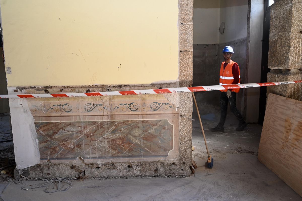 Mural del siglo XIX que apareció tras una de las paredes y que se pretende conservar.
