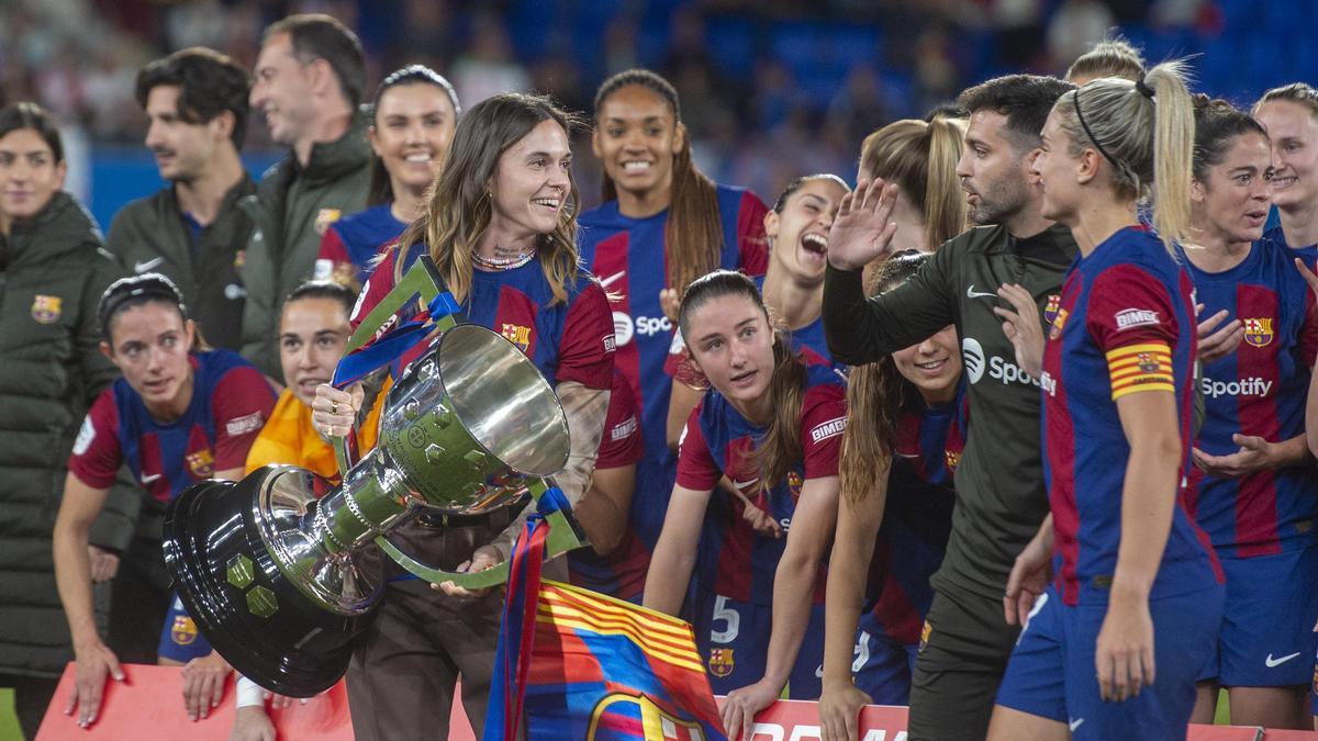 Mapi León sujeta el trofeo de liga durante la celebración de la quinta liga F consecutiva del Barça femenino.