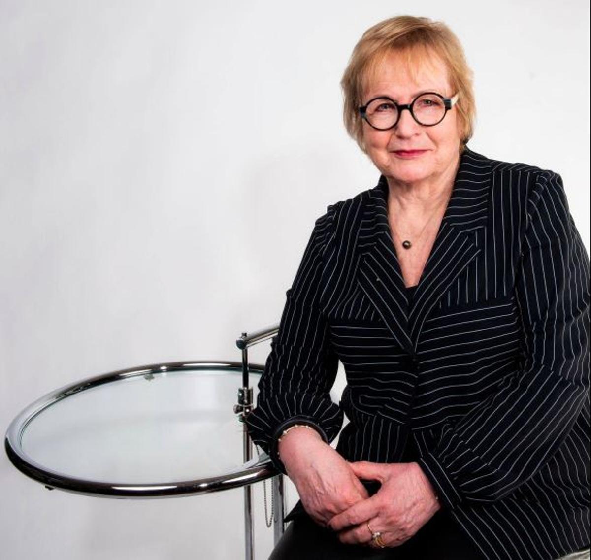 Charlotte Kerner an einem Gray-Beistelltisch