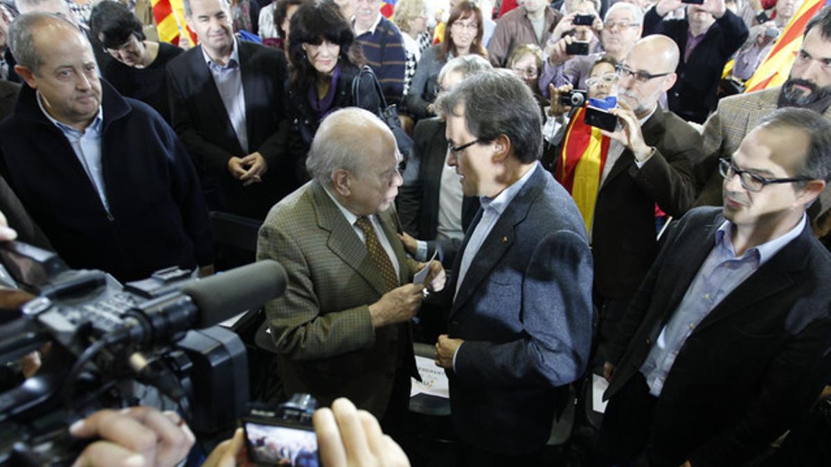 Jordi Pujol habla con Artur Mas, el pasado día 17 antes de un mitin de CiU en Granollers.