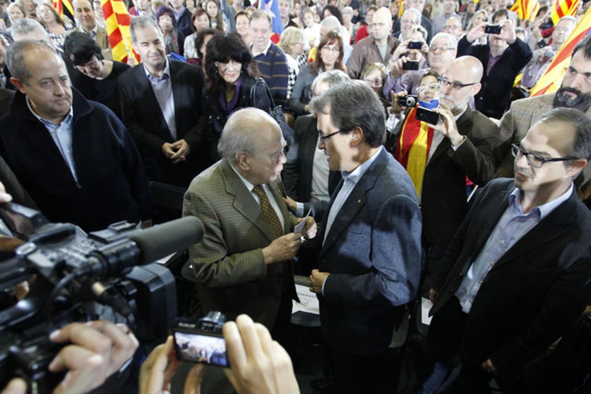 Jordi Pujol habla con Artur Mas, el pasado día 17 antes de un mitin de CiU en Granollers. Jordi Pujol habla con Artur Mas, el pasado día 17 antes de un mitin de CiU en Granollers.