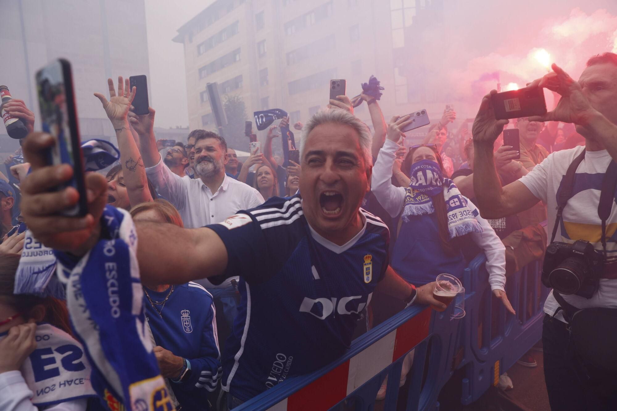 EN IMÁGENES: Espectacular recibimiento de la afición del Oviedo a su equipo antes de la vuelta por el ascenso contra el Almería