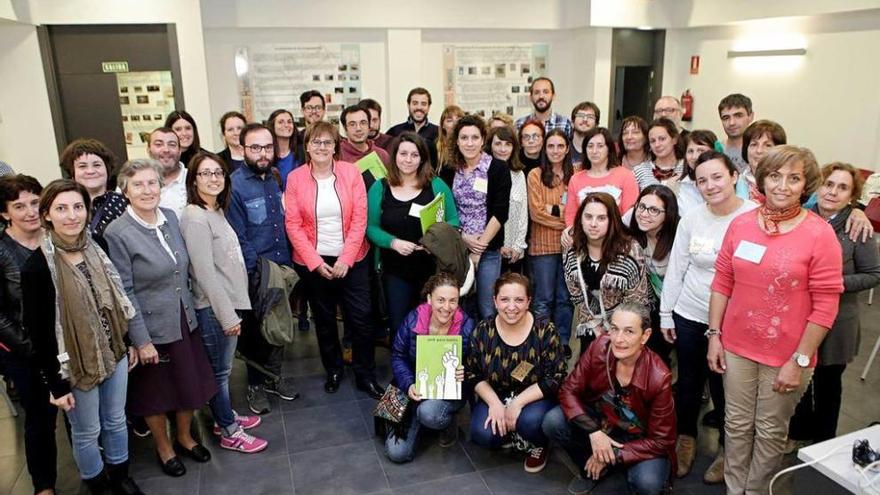 Pilar Varela -con chaqueta rosa, en el centro-, rodeada de voluntarios que participaron en la jornada formativa.