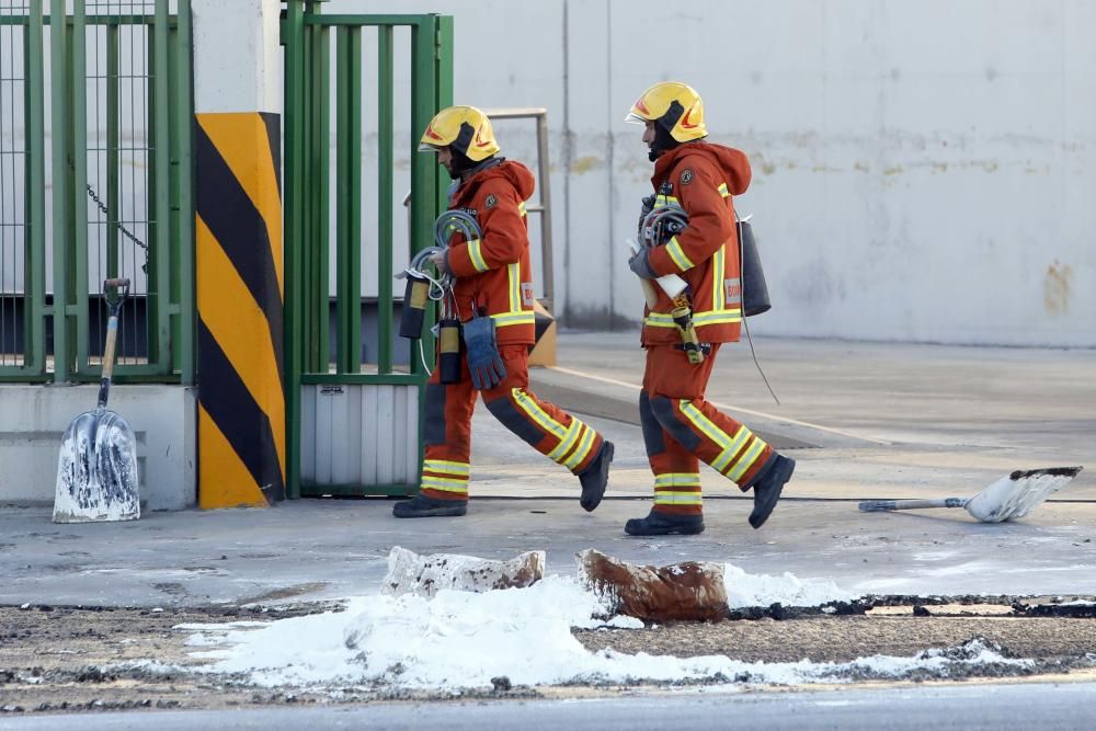 Un vertido en una empresa de Silla derrama 6.000 litros de ácido nítrico a la calle