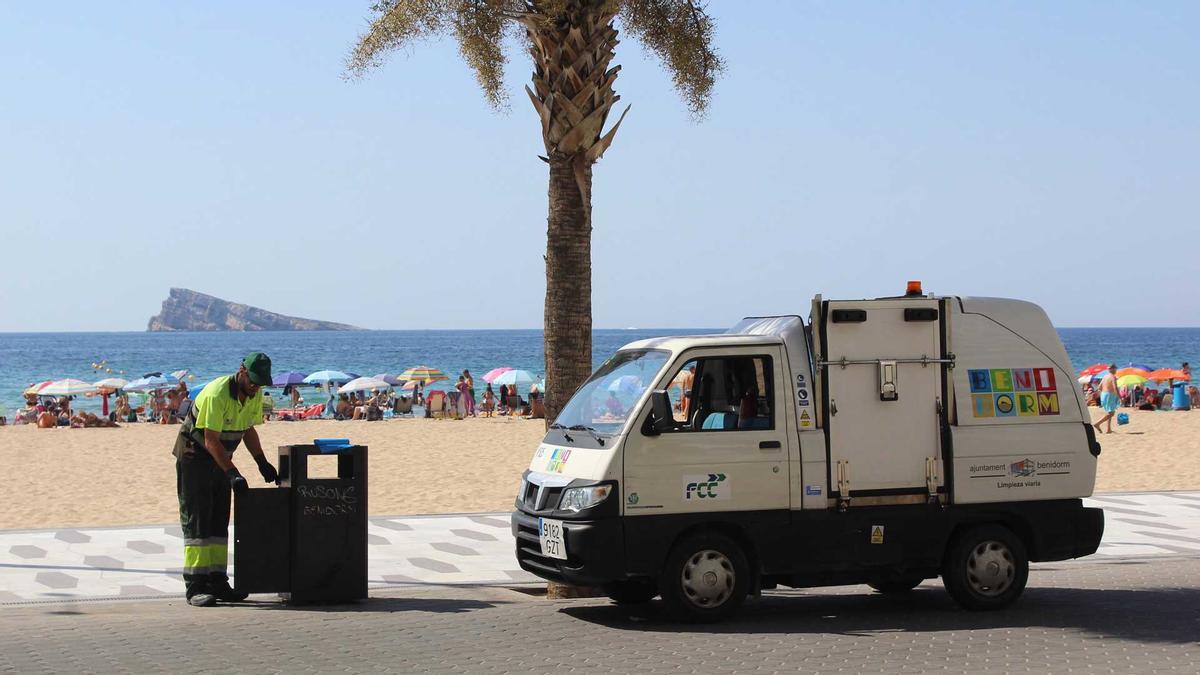 Benidorm refuerza la limpieza en agosto.