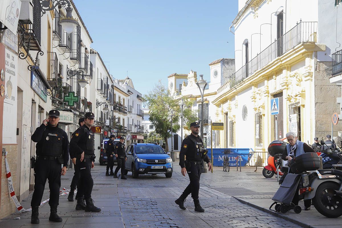 La Policía Nacional inspecciona la Casa de los Guzmanes de Córdoba tras aparecer una tercera granada