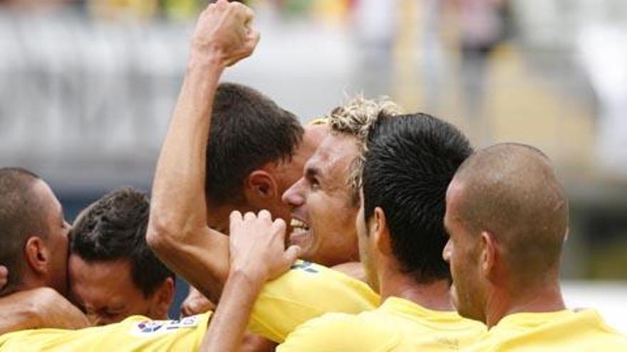 Los jugadores de la UD celebran con Rondón, el tanto amarillo.