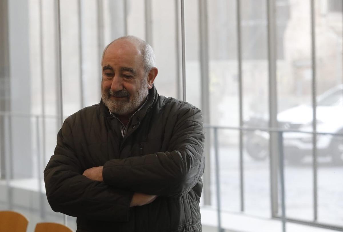 El alcalde de Aguarón, Lucio Cucalón (PSOE), en los pasillos de la Audiencia Provincial de Zaragoza antes del juicio celebrado a lo largo de este martes.
