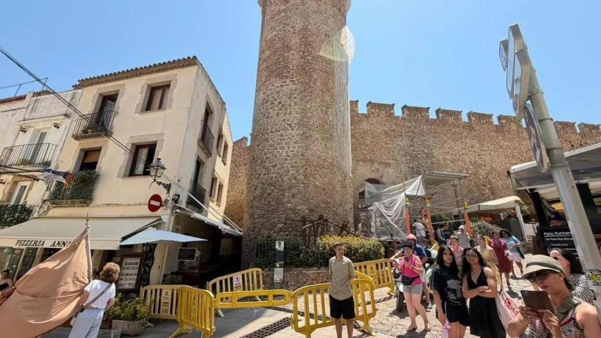 La torre de Ses Hores amb el perímetre de seguretat instal·lat.