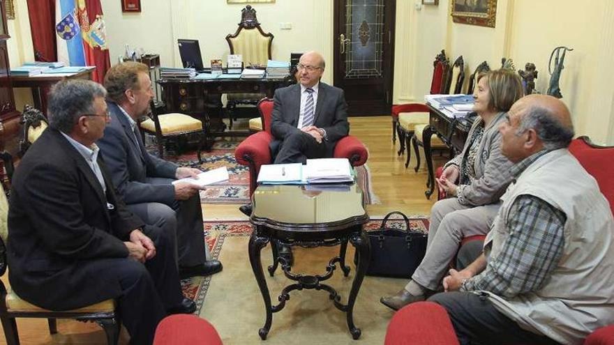 El alcalde ayer, con los representantes vecinales de O Couto y Santa Mariña.