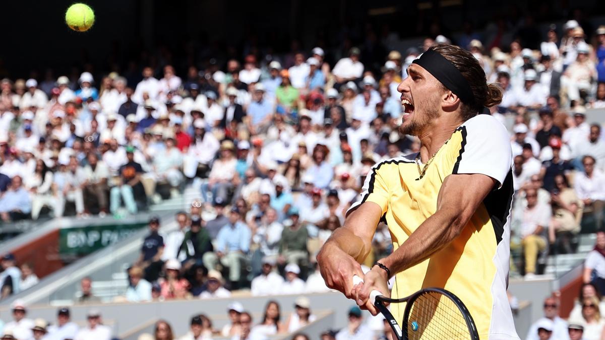 Alexander Zverev en acción durante la final de Roland Garros contra Carlos Alcaraz.