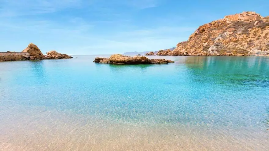 La playa más bonita de Murcia es también la menos masificada: Bandera Azul, arena fina y aguas turquesa entre paredes de roca