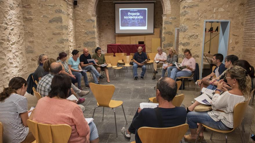 La reunió entre famílies i entitats a Can Laporta.