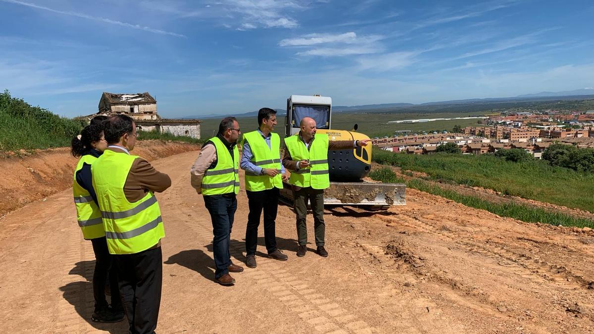 Víctor Bazo visita las obras del camino de Montesol al Paseo Alto