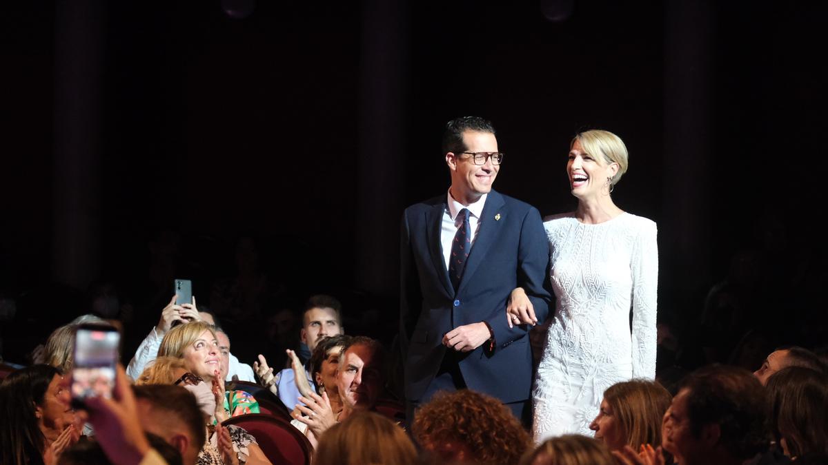 El alcalde Rubén Alfaro y la premiada Laura Sánchez por la alfombra roja camino del escenario.