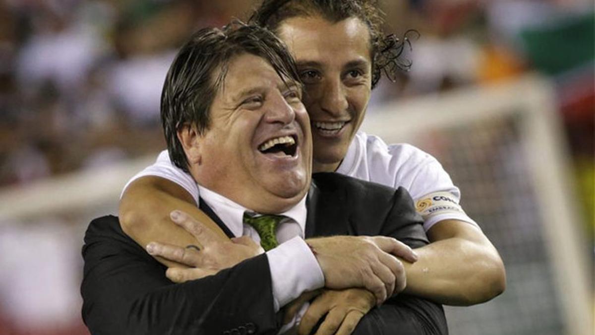 Guardado se abraza a Miguel Herrera, seleccionador de México