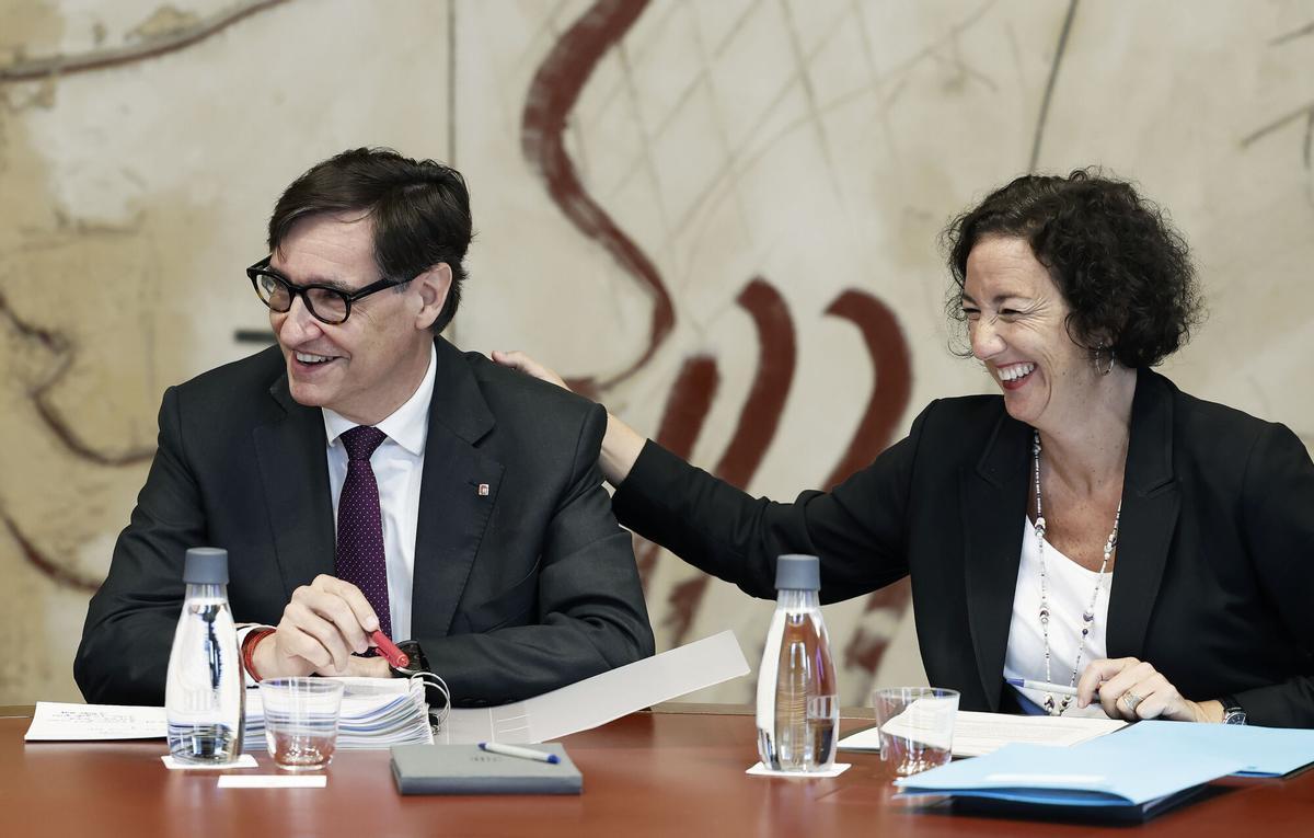 El president de la Generalitat, Salvador Illa, junto a la consellera de Economia, Alícia Romero, durante la reunión semanal del Govern