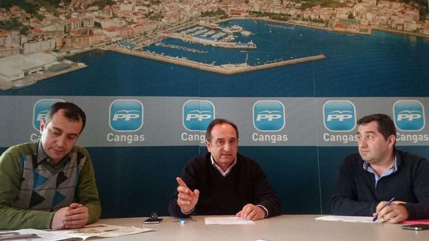 José Enrique Sotelo, entre Rafael Soliño y Pío Millán, ayer, en la sede del PP de Cangas. // FdV