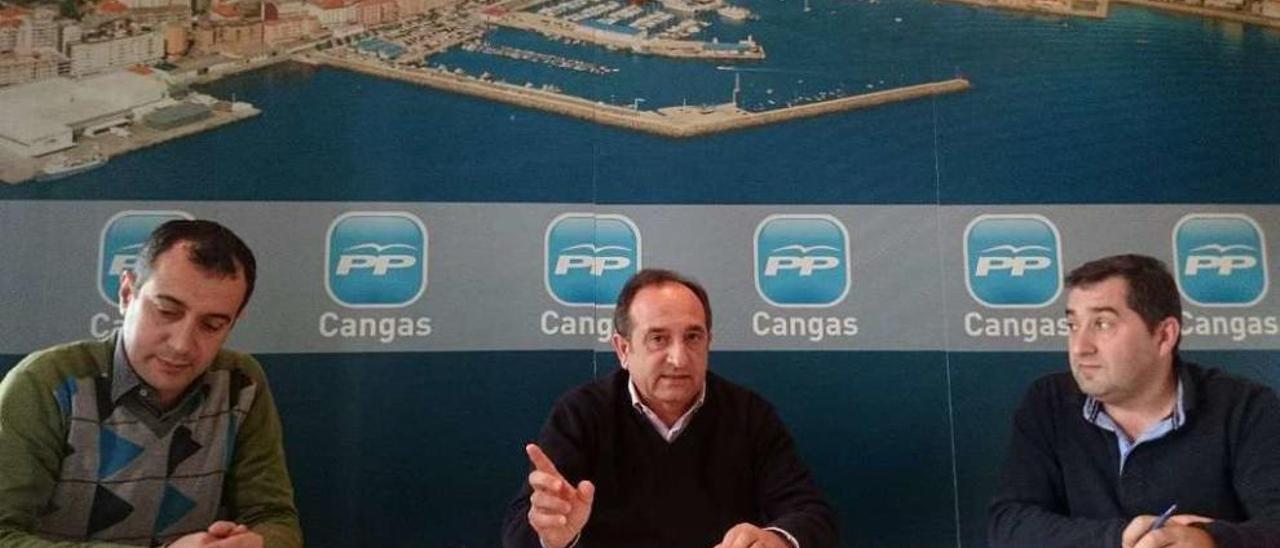 José Enrique Sotelo, entre Rafael Soliño y Pío Millán, ayer, en la sede del PP de Cangas. // FdV