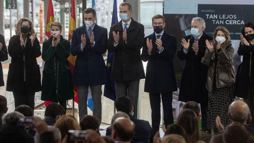 Las autoridades aplauden tras la inauguración de la línea entre Madrid y Galicia. / EMILIO FRAILE