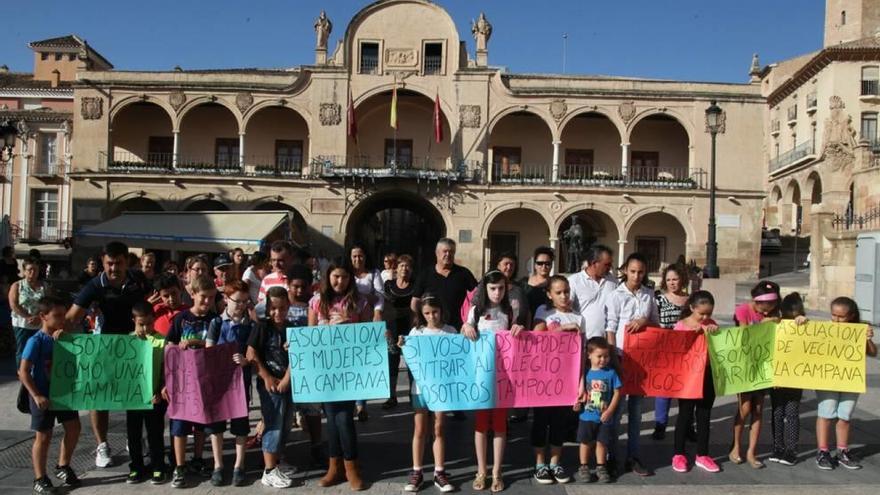 Padres y alumnos del colegio de La Campana muestran  su malestar al Ayuntamiento