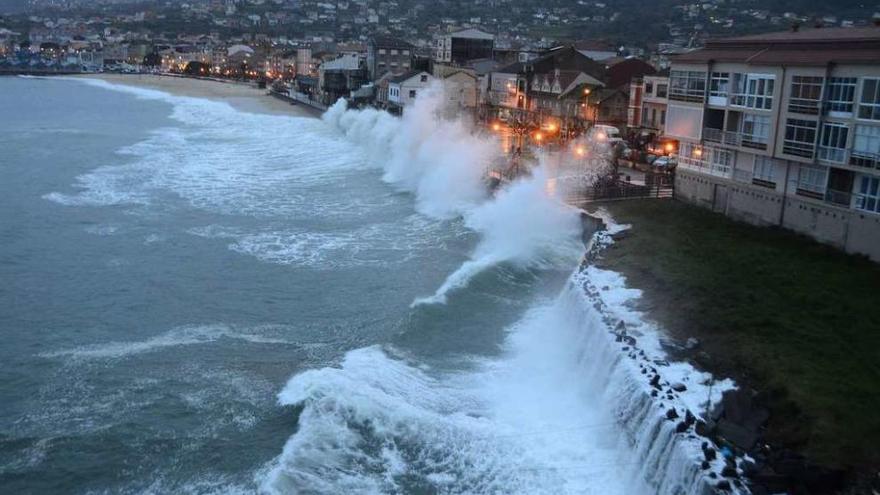 Olas batiendo contra el muro de Banda do Río, en Bueu, en un temporal del año pasado.  // Gonzalo Núñez